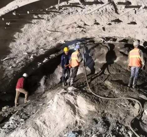 赵西垸林场隧道拱顶带模注浆料，微膨胀注浆料的特点及施工工艺